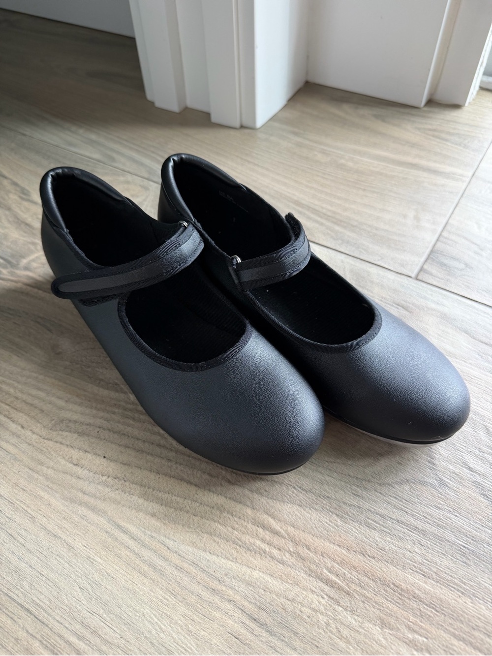 Women’s Velcro black tap shoes like new 8.5